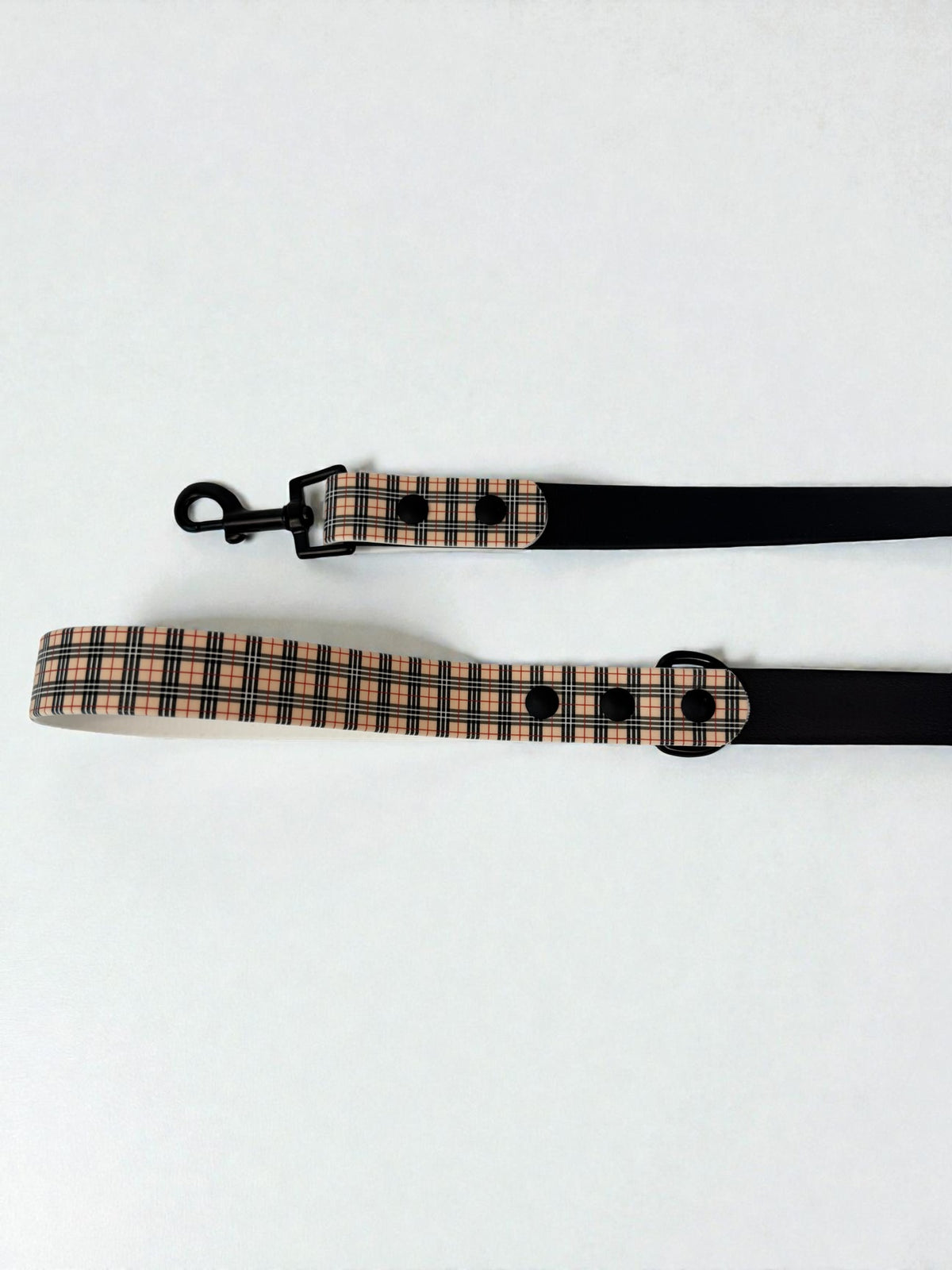 The British Plaid Biothane dog leash, close-up of the construction details