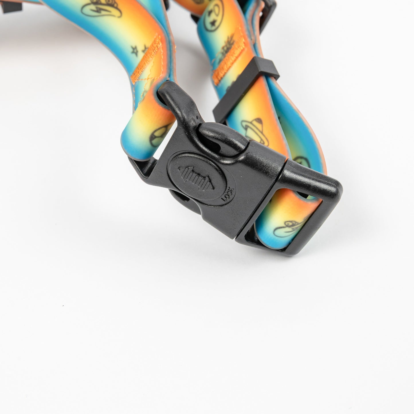 Doodles Waterproof Dog Harness - Orange Gradient - Feature - Locking Quick Release Buckle